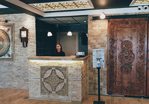 Çorlu Royal Park Hotel'in yeşillikler içindeki dış görünümü